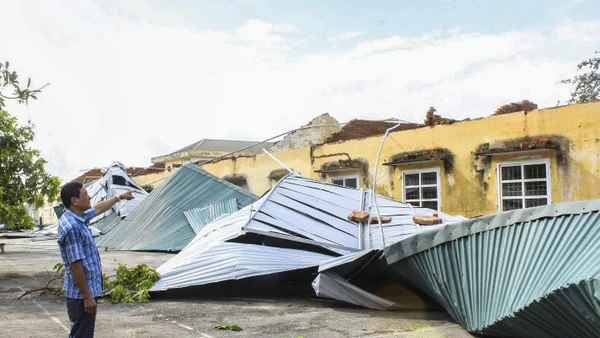 Hà Tĩnh tan hoang sau khi bão số 5 đổ bộ.