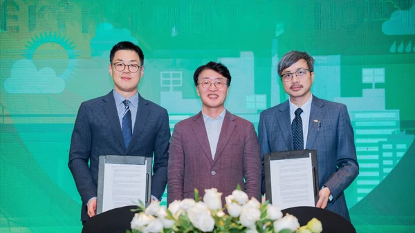 Ông Jinki Ham - CEO Glassdome, ông An KwangHyun - Chủ tịch Trung tâm Sản xuất thông minh Hàn Quốc (KOSMO) và ông Nguyễn Quốc Đông, Giám đốc Sản xuất FPT Software, Tập đoàn FPT (từ trái sang).