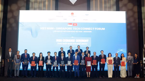 Tại Singapore, FPT ký kết hợp tác thúc đẩy chuyển đổi AI với Singapore Airport Terminal Services (SATS) và ComfortDelGro.