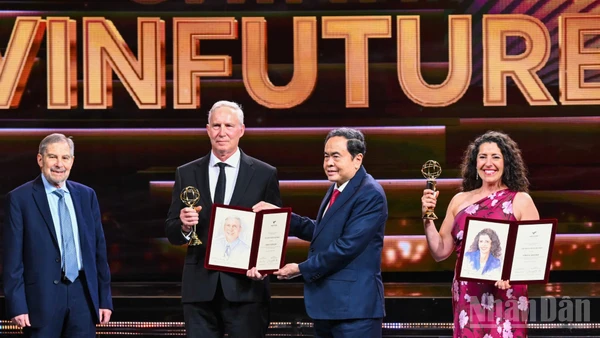 Chủ tịch Quốc hội Trần Thanh Mẫn trao giải thưởng Chính VinFuture 2025 cho các nhà khoa học. Ảnh: THÀNH ĐẠT