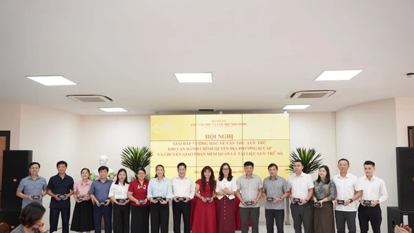 FPT trao tặng phần mềm số hóa tài liệu FPT iSOMA cho đại diện 15 tỉnh phía bắc. (Ảnh: FPT)