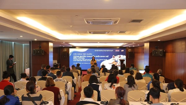 Toàn cảnh hội nghị.