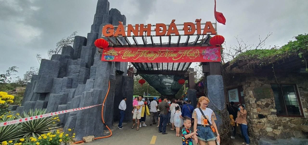 Di tích quốc gia đặc biệt Gành Đá Đĩa được đầu tu sửa các hạng mục chào đón hàng vạn lượt khách trong dịp Tết Quý Mão 2023.