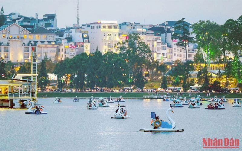 Dịch vụ xe đạp nước trên Hồ Xuân Hương (Đà Lạt) thu hút du khách.