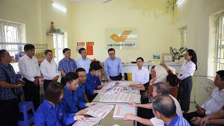 Đồng chí Lê Quốc Minh trao tặng phụ trương cho người dân tại điểm bưu điện văn hóa xã Tân Hưng (Hưng Yên). tan-hung-1.jpg