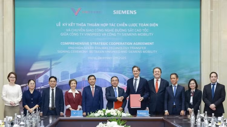 Ông Nguyễn Việt Quang, Phó Chủ tịch kiêm Tổng Giám đốc Tập đoàn Vingroup (thứ 5 từ trái qua), ông Phạm Thiếu Hoa, Tổng Giám đốc VinSpeed (thứ 6 từ trái qua) và ông Michael Peter, Tổng Giám đốc Siemens Mobility (thứ 5 từ phải qua), cùng đại diện hai bên tại lễ ký kết thỏa thuận hợp tác chiến lược toàn diện và chuyển giao công nghệ đường sắt tốc độ cao.