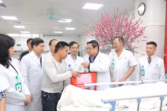 Thủ tướng Chính phủ Phạm Minh Chính thăm hỏi, động viên, chúc Tết cán bộ và người bệnh nằm điều trị tại Bệnh viện Hữu nghị Việt Đức.