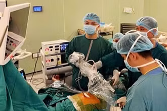 Tiến sĩ, bác sĩ Ngô Gia Khánh và Thạc sĩ, bác sĩ Đồng Minh Hùng, Khoa Phẫu thuật Lồng ngực và Mạch máu, Bệnh viện Bạch Mai tiến hành mổ nội soi dưới mũi ức cắt kén khí phổi hai bên cho người bệnh.