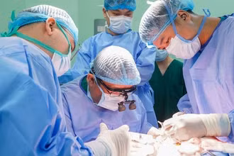 Bác sĩ chuyên khoa II Lê Nam Thắng – Trưởng khoa Ngoại Thần kinh, Phó Giám đốc Trung tâm Thần kinh cùng ekip đã thực hiện cuộc phẫu thuật cho bệnh nhi.