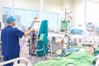 Một bệnh nhi đuối nước tình trạng nặng, đang được hỗ trợ thở máy và lọc máu.