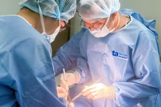 Phẫu thuật cấp cứu người bệnh. 