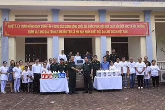 Tổng giám đốc Trung tâm hành động quốc gia khắc phục hậu quả chất độc hóa học và môi trường tặng quà cho các nạn nhân tại Trung tâm bảo trợ xã hội nạn nhân chất độc da cam.