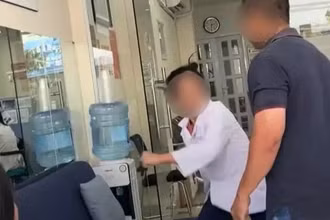 Hình ảnh trong video người bệnh tố nha sĩ hành hung khách hàng. (Ảnh: Chụp từ video người dân cung cấp)