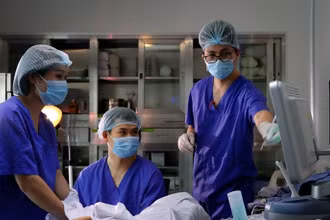 Bác sĩ thực hiện chuyển phôi. (Ảnh minh họa)