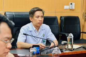 Phó Giáo sư, Tiến sĩ Nguyễn Mạnh Khánh, Phó Giám đốc Bệnh viện chủ trì hội chẩn trực tuyến.