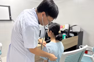 Bác sĩ khám lại cho bệnh nhân sau phẫu thuật.