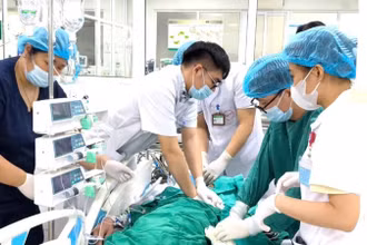 Bác sĩ ép tim ngoài lồng ngực cứu sống bệnh nhân.