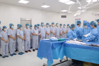 Các bác sĩ tri ân người hiến tạng trước khi thực hiện lấy đa tạng từ người hiến.