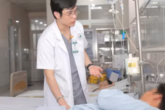 Bác sĩ thăm khám cho bệnh nhân. (Ảnh: BVCC)
