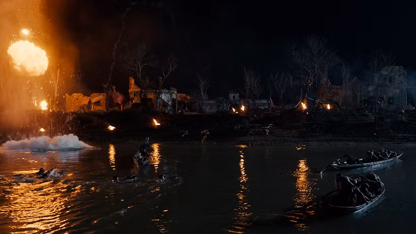 Cảnh đưa các chiến sĩ qua sông trong phim. (Ảnh: Đoàn làm phim cung cấp)