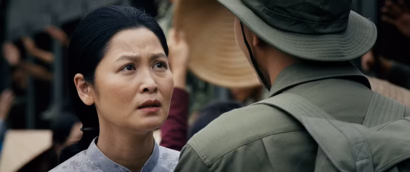 Diễn viên Lê Thúy Hà trong vai mẹ của Cường, phim "Mưa đỏ". (Ảnh: Galaxy Studio)