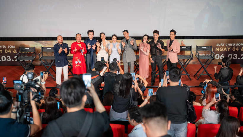Đoàn làm phim ra mắt khán giả. (Ảnh: Nhà sản xuất cung cấp)