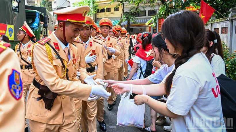 Các chiến sĩ cảnh sát giao thông chia tay người dân.