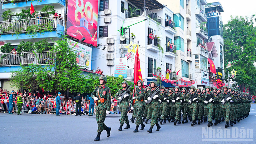 Quân đội diễu binh qua Nguyễn Thái Học. (Ảnh: BẢO LONG)