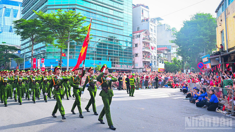 Khối các lực lượng Công an nhân dân diễu binh qua ngã tư Hai Bà Trưng-Lê Duẩn. (Ảnh: BẢO LONG)