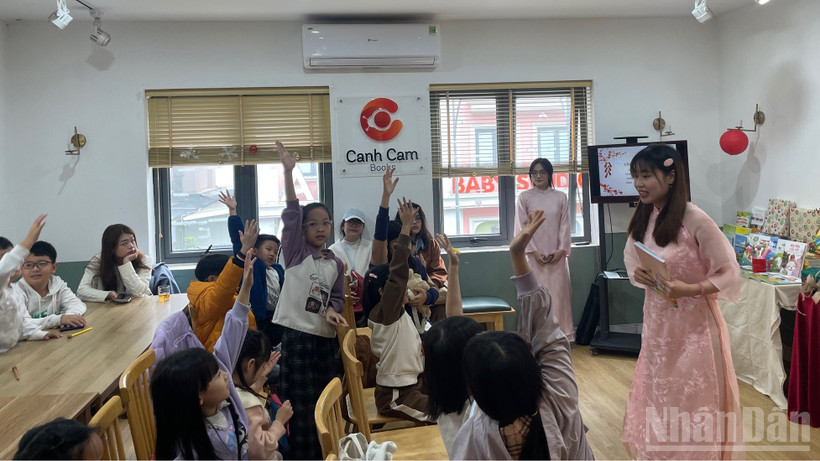 Các em nhỏ hào hứng với buổi ra mắt sách "Tết Ngựa yêu thương".