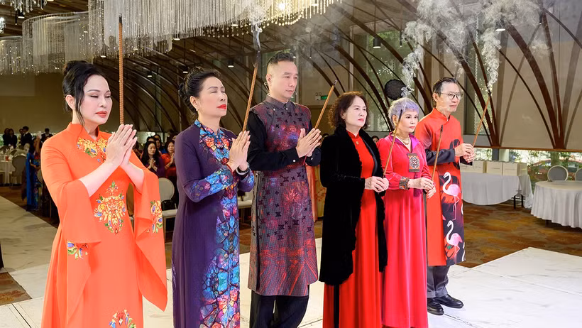 Câu lạc bộ Áo dài Việt Nam thắp hương tri ân Tổ nghề.