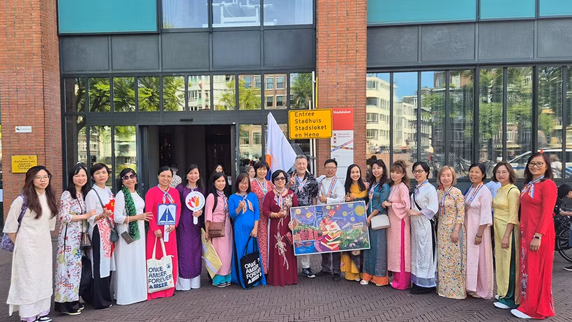 Hành trình nhằm tri ân chính quyền và nhân dân thành phố Amsterdam, kỷ niệm 40 năm thành lập trường THPT Hà Nội – Amsterdam. (Ảnh: Ban tổ chức)