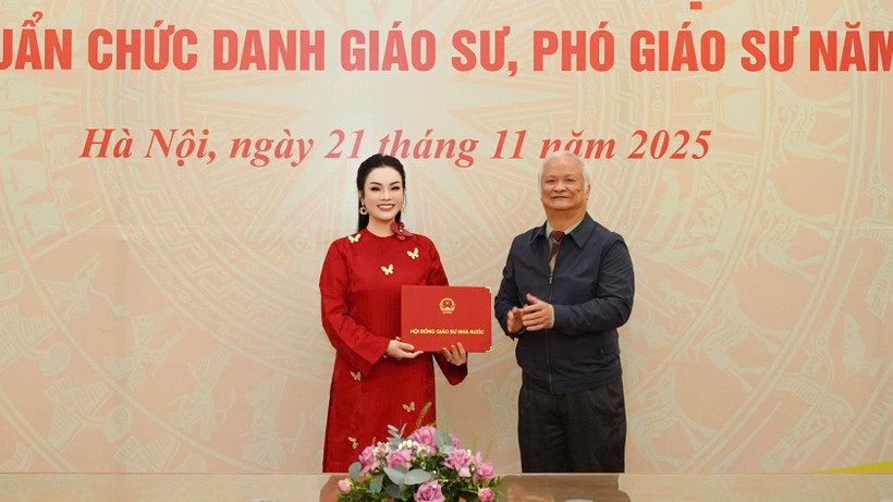 Lễ trao Quyết định bổ nhiệm chức danh Phó Giáo sư đối với Tiến sĩ, Nghệ sĩ Ưu tú Tân Nhàn. (Ảnh: NVCC)