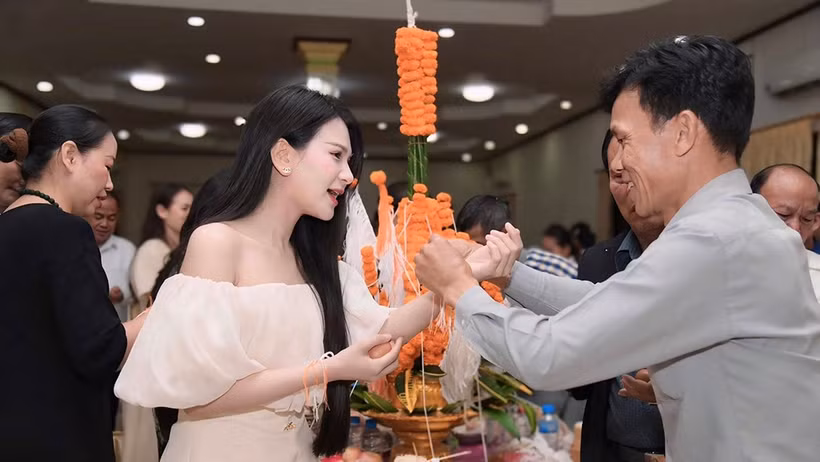 An Thu An trong một lễ buộc chỉ cổ tay tại Lào. (Ảnh: NVCC)