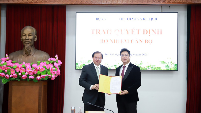 Tiến sĩ, Nghệ sĩ Nhân dân Đỗ Quốc Hưng nhận Quyết định bổ nhiệm từ Phó Giáo sư, Tiến sĩ, Thứ trưởng Tạ Quang Đông.
