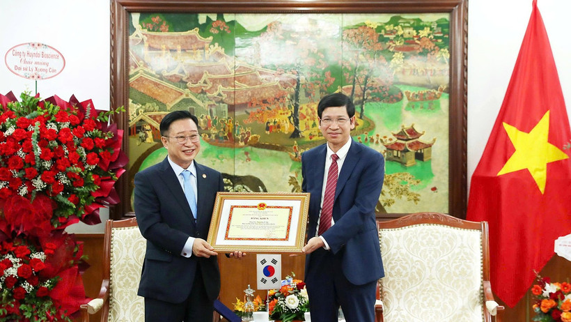 Thứ trưởng Hồ An Phong trao Bằng khen cho ông Lý Xương Căn, Đại sứ Du lịch Việt Nam tại Hàn Quốc. (Ảnh: TRẦN HUẤN)