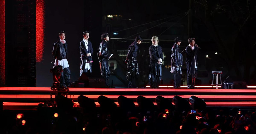 Ngay trong ngày diễn ra concert, album mới mang tên "ARIRANG" của BTS đã cán mốc gần 4 triệu bản được bán ra chỉ trong 24 giờ đầu tiên. Ước tính riêng đêm diễn 21/3 đã tạo ra hiệu ứng kinh tế trực tiếp và gián tiếp trị giá hơn 1.200 tỷ won (khoảng 900 triệu USD). (Ảnh: Kyodo/TTXVN)