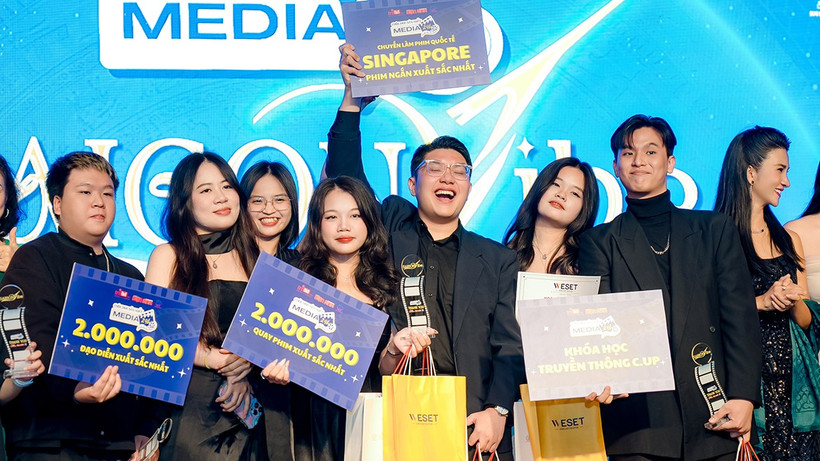 Đội aeX Team với ba giải thưởng ấn tượng. (Ảnh: Ban tổ chức)