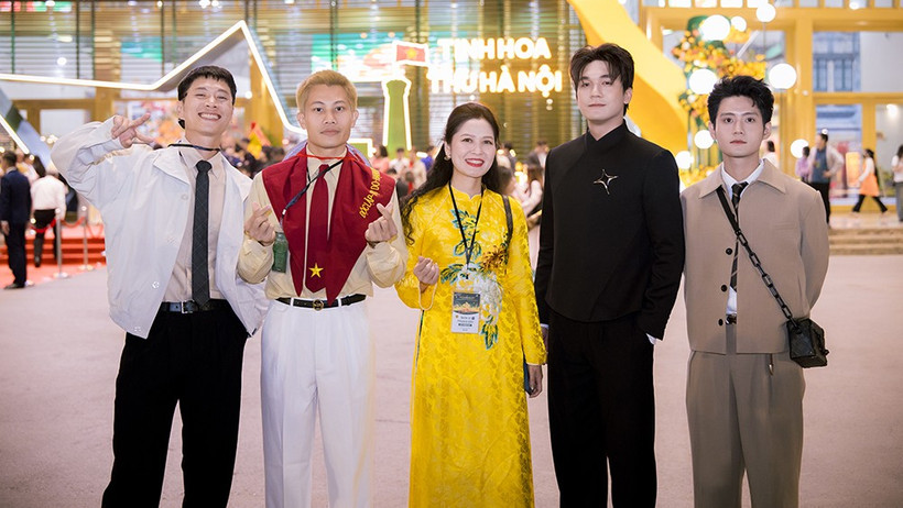 Các diễn viên phim "Mưa đỏ" giao lưu với khán giả tại Phân khu Điện ảnh, Hội chợ Mùa Thu. (Ảnh: Cục Điện ảnh).
