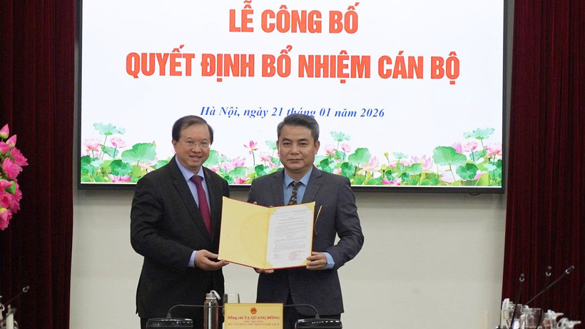 Thứ trưởng Tạ Quang Đông trao Quyết định bổ nhiệm cho Nghệ sĩ Ưu tú Trịnh Mai Nguyên. (Ảnh: Nhà hát Kịch Việt Nam).