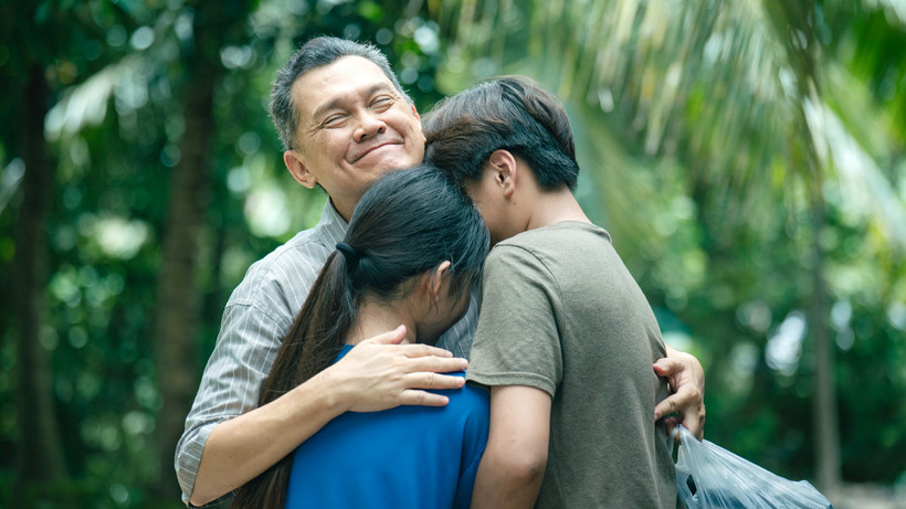 Nghệ sĩ Ưu tú Hữu Châu trong phim. (Ảnh: Galaxy Studio)