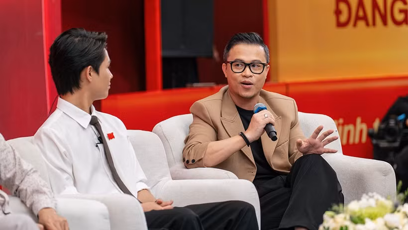 Đạo diễn Đặng Lê Minh Trí trò chuyện về công nghiệp văn hóa tại tọa đàm do Báo Nhân Dân tổ chức.