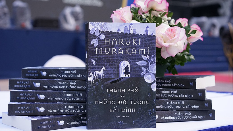 Cuốn sách "Thành phố và những bức tường bất định". (Ảnh: Nhã Nam)