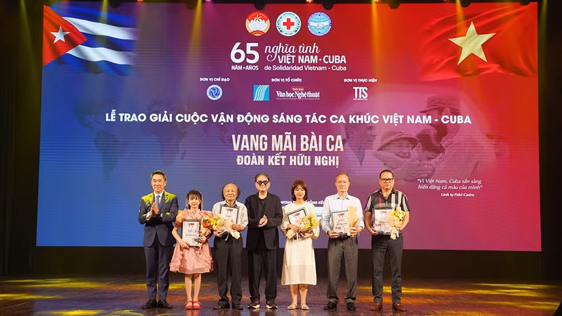 Nguyễn Trâm Anh (thứ hai từ trái sang) tại Lễ trao giải Cuộc vận động sáng tác ca khúc “Việt Nam-Cuba, vang mãi bài ca đoàn kết, hữu nghị”. (Ảnh: NVCC)