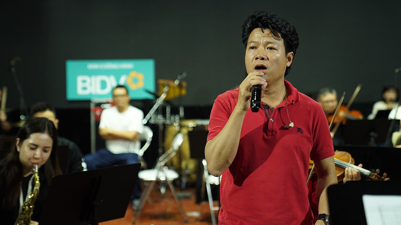 Nghệ sĩ Ưu tú Vũ Thắng Lợi luyện tập chuẩn bị cho live concert. (Ảnh: NVCC)