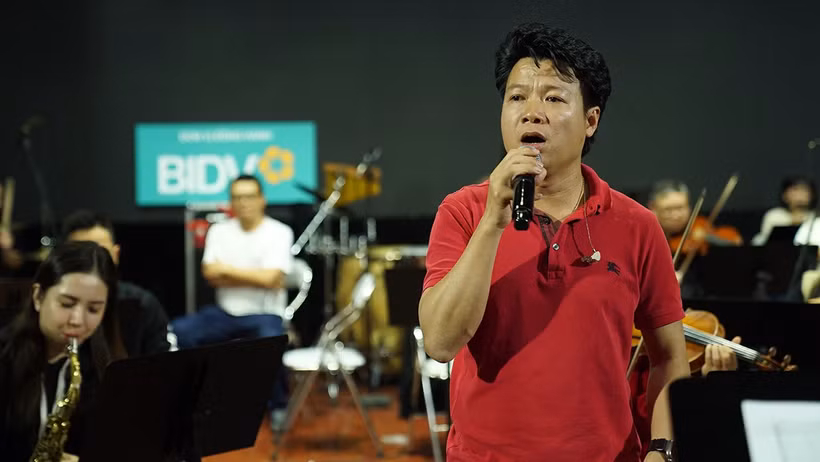 Nghệ sĩ Ưu tú Vũ Thắng Lợi luyện tập chuẩn bị cho live concert. (Ảnh: NVCC)
