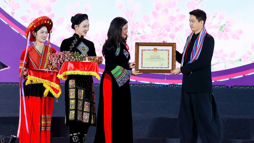 Phó Chủ tịch Ủy ban nhân dân tỉnh Tuyên Quang Vương Ngọc Hà trao Bằng khen cho Mayogu, đơn vị đồng hành cùng Lễ hội Hoa tam giác mạch. (Ảnh: Ban tổ chức)