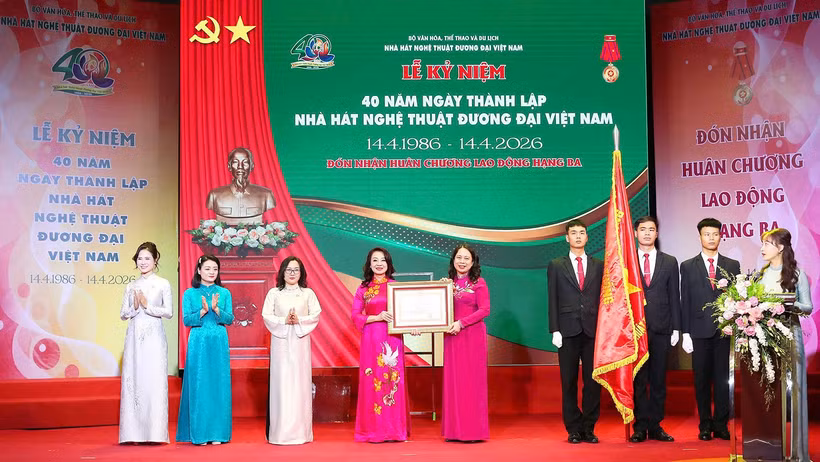 Nhà hát Nghệ thuật Đương đại Việt Nam được trao Huân chương Lao động hạng Ba. (Ảnh: TRẦN HUẤN)
