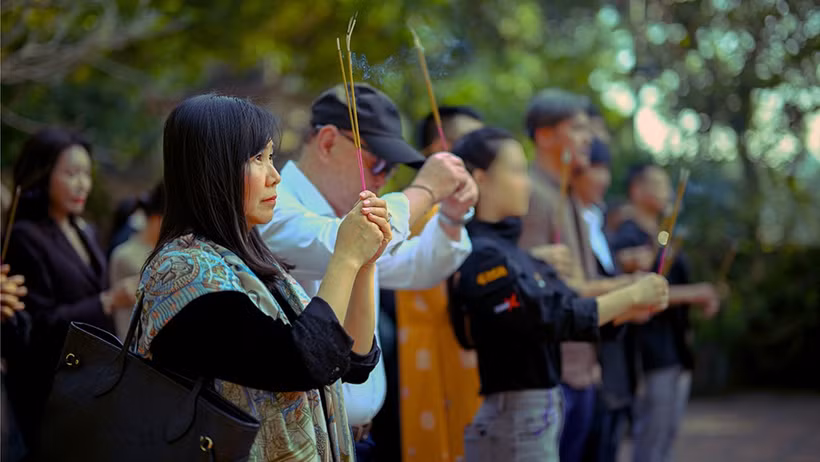 Đoàn làm phim “Hộ linh tráng sĩ – Bí ẩn mộ Vua Đinh” dâng hương tại đền Vua Đinh, Vua Lê, Ưu bà Phạm Thị Trân. (Ảnh: BHD)