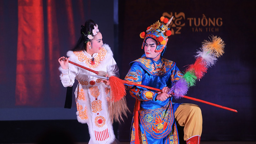 Trích đoạn Tuồng “Hồ Nguyệt Cô hóa cáo” được NSƯT Lộc Huyền và nghệ sĩ Mạnh Linh thể hiện đầy cảm xúc trên sân khấu. (Ảnh: Ban tổ chức)